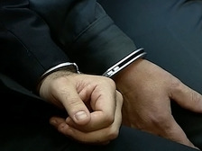 Алтайские полицейские заковали человека в наручники и избили его