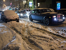 От заката до рассвета: московские коммунальщики всю ночь боролись со снегом (фото ИТАР-ТАСС)