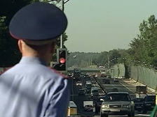Столичного автоинспектора задержали с поличным за взятку