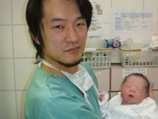 Доктор Кадзухиро Кавамура (Kazuhiro Kawamura) держит на руках новорождённого мальчика. Мать произвела на свет долгожданного отпрыска, после того как согласилась на новый метод лечения бесплодия ((фото Kazuhiro Kawamura). )