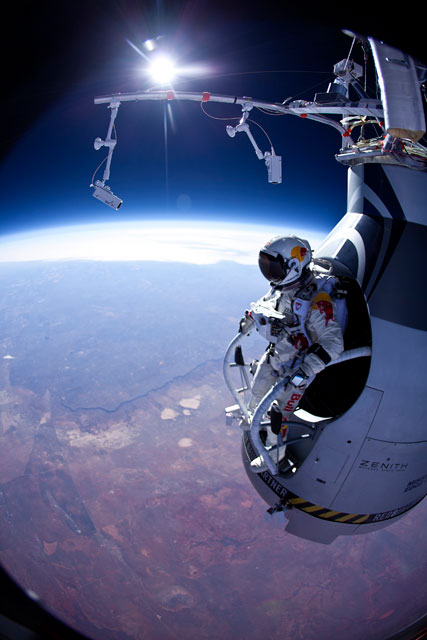 На этой фотографии запечатлена подготовка Феликса Баумгартнера к прыжку из стратосферы 14 октября 2012 года.