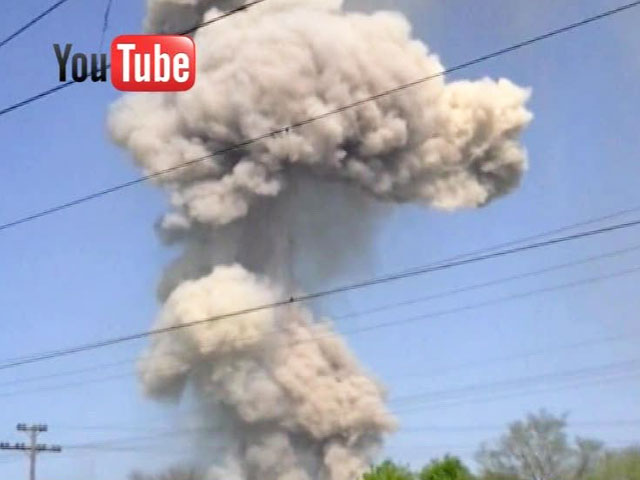 Взрывающийся склад боеприпасов в Приморье до сих пор не могут потушить (видео)