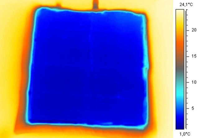 Инфракрасный снимок показывает ёмкость с охлажденной водой (синего цвета) во время работы жилета.