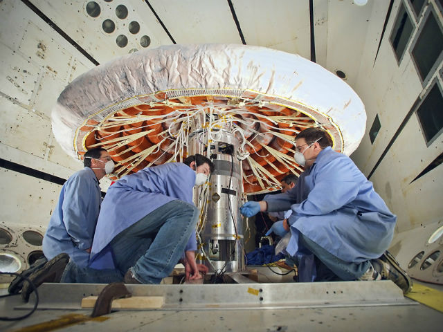 Надувной купол IRVE-3 диаметром 3 метра не только тормозит аппарат при приземлении, но и защищает его от перегрева (фото NASA/Sean Smith).