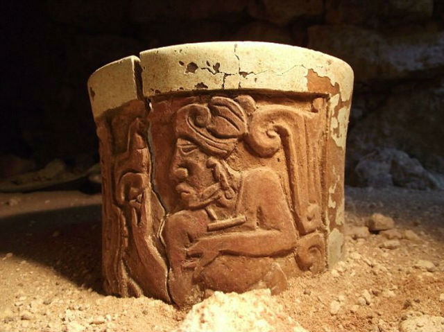 Керамическая чаша, извлечённая из гробницы (фото Uxul Archaeological Project/Universität Bonn).