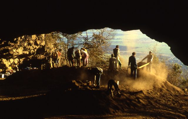 Пограничная пещера во время раскопок (фото Peter Beaumont).