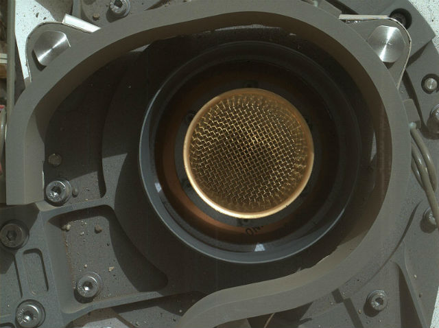На этом снимке показано входное отверстие отсека ровера, который будет анализировать измельчённую марсианскую породу. Камера анализатора CheMin закрыта решёткой с отверстиями не более миллиметра (фото NASA/JPL-Caltech/MSSS).