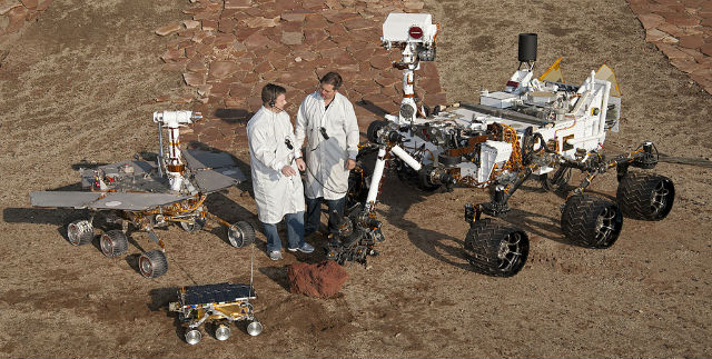 Сравнение моделей марсоходов – Sojourner, часть программы Mars Pathfinder, Opportunity и Curiosity. Хорошо видно, что последний ровер действительно самый сложный (фото NASA).