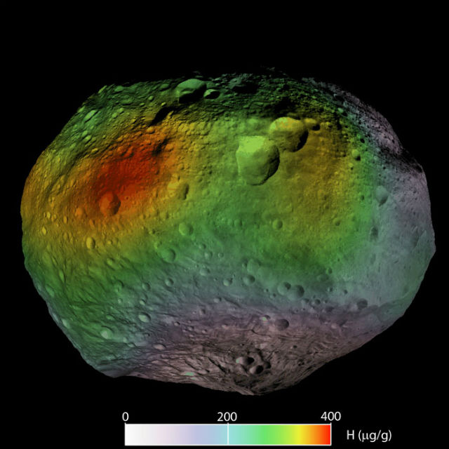В широком поясе вдоль экватора астероида Веста обнаружена высокая концентрация гидратированных минералов (иллюстрация NASA/JPL-Caltech/UCLA/PSI/MPS/DLR/IDA).
