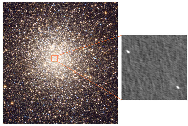 Звёздное скопление M22 и две чёрные дыры, радиоизлучение которых различимо на снимке справа (иллюстрация D. Matthews/A. Block/NOAO/AURA/NSF).