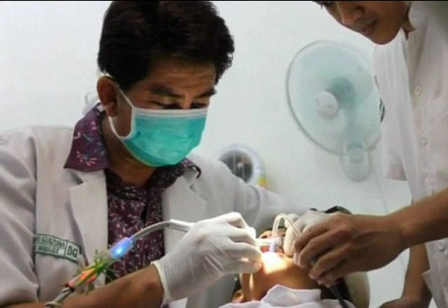 Доктор однажды решил выяснить, чего больше всего боятся его пациенты. Оказалось, что сам стоматолог им не страшен, куда больше их пугает звук работающего в зубах сверла (фото с сайта dailmail.co.uk).