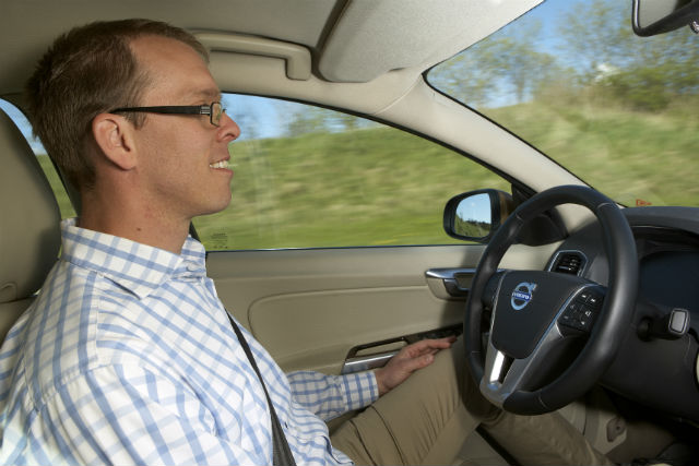 Андреас Экенберг (Andreas Ekenberg), один из разработчиков беспилотной системы управления, за рулём самодвижущегося автомобиля (фото Volvo).