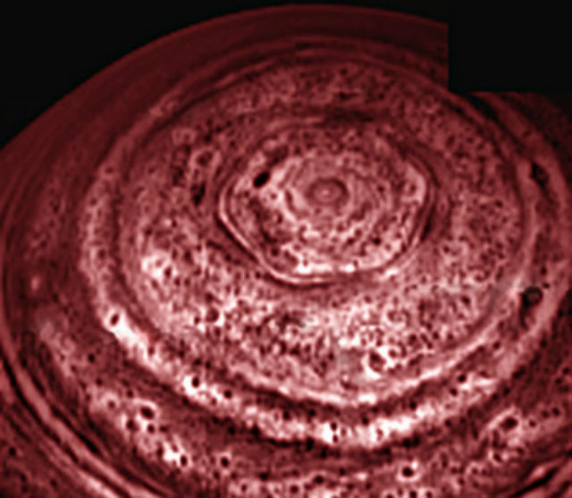 Вихревые атмосферные явления на южном полюсе Сатурна напоминают шестиугольник (фото NASA/JPL/University of Arizona).