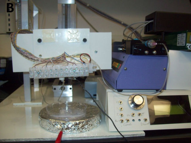 На фото представлен экспериментальный вариант гибридного 3D-принтера, который совмещает в себе электропрядильные и струйные технологии (фото Tao Xu et al.).