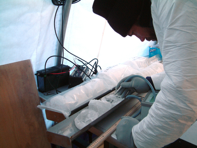 Профессор Кристиан Фритсен (Christian Fritsen) исследует лёд из скважины в поисках биологически активных систем с хлорофиллом (фото Alison Murray).