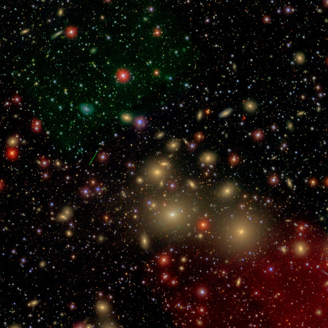 Изображение галактического кластера Персея. Галактика NGC 1277 (в центре) уступает в размерах другим звёздным образованиям в скоплении (все жёлтые галактики на снимке) (иллюстрация David W. Hogg/Michael Blanton/SDSS Collaboration).