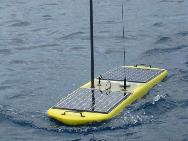Аппарат состоит из двух частей: надводной и подводной. Первая напоминает доску для сёрфинга, оборудованную солнечными батареями и антеннами (фото Liquid Robotics).
