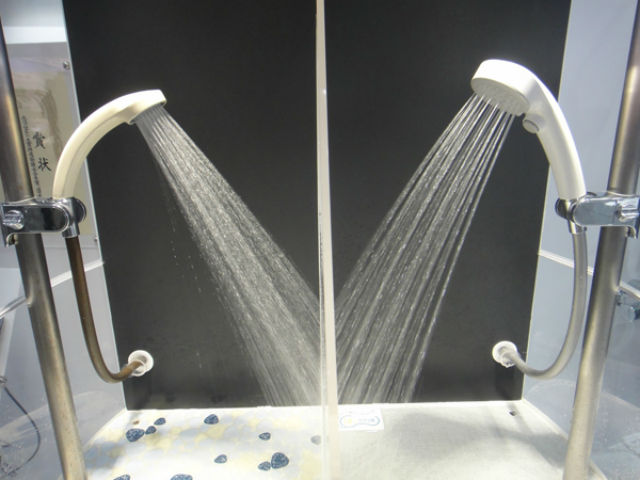 Головка для душа Air-In Shower от японской компании показана на снимке справа (фото TOTO).