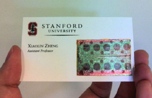 Визитная карточка руководителя исследований Сяолинь Чжэн с наклеенной на неё гибкой солнечной батареей (иллюстрация Chi Hwan Lee, Stanford School of Engineering).
