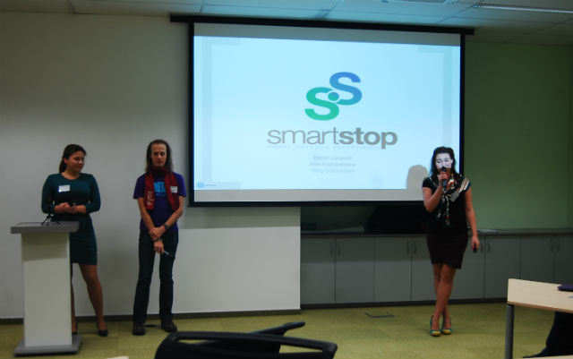 Александра Кудряшова, Олег Уржумцев и Екатерина Котенко представляют проект SmartStop (фото Романа Вершинина).