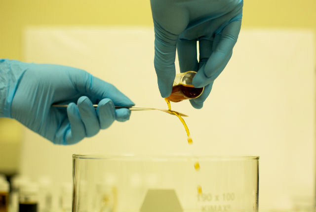 Лабораторный эксперимент демонстрирует, как новый материал отталкивает кофе (фото Joseph Xu, Michigan Engineering Communications & Marketing).