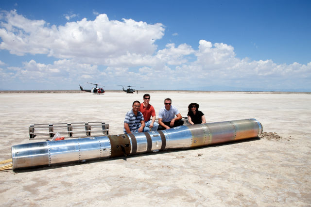 Команда исследователей рядом с телескопом, приземлившимся в пустыне (фото NASA/MSFC).