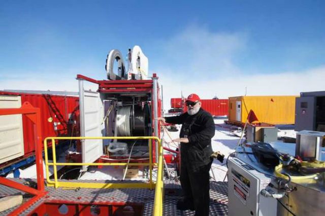 Американские исследователи взяли первые пробы воды и грунта из озера Уилланс в Антарктиде. На снимке оборудование для подъёма проб (фото Govert Schilling, WISSARD Project).