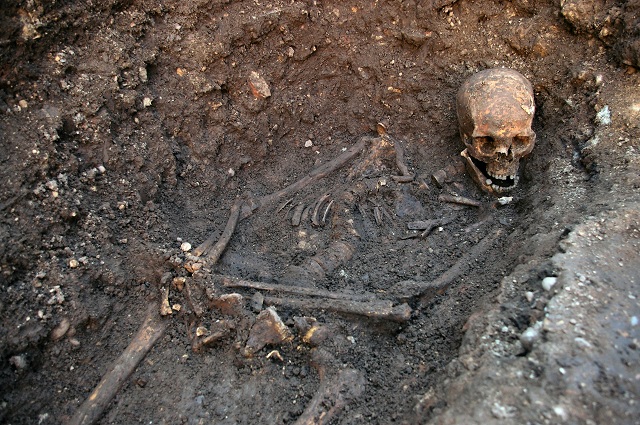 Останки были обнаружены на глубине около метра на месте руин монастыря францисканцев (фото University of Leicester).