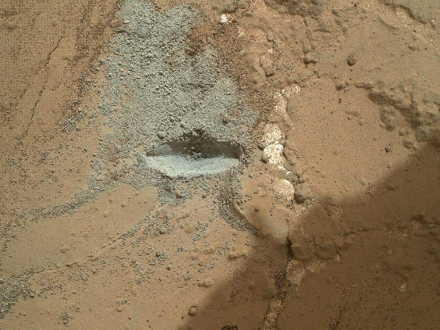 След, оставленный инструментом марсохода на каменной плите Красной планеты (фото NASA/JPL-Caltech/MSSS).