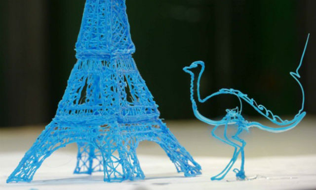 Эйфелева башня и страус, "напечатанные" при помощи 3D-ручки (фото 3Doodler).