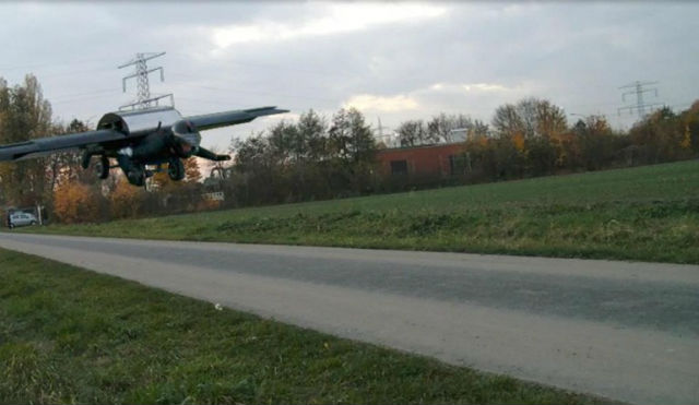 Немецкие изобретатели только планируют лётные испытания портативного крылатого ранца. Поэтому не совсем ясно, является ли данная фотография фотошопом или Skyflash всё-таки поднял в воздух человека (иллюстрация с сайта skyflash.org).