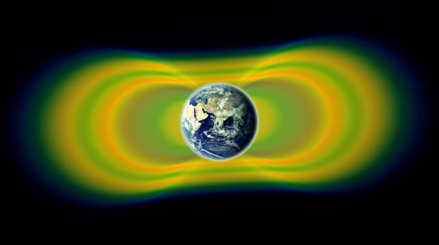 Два гигантских радиационных пояса Земли были открыты в 1958 году. В 2012 был найден непостоянный третий. Жёлтым цветом здесь показаны проникшие в магнитосферу высокоэнергичные заряженные частицы, зелёным — пространство между ними (иллюстрация NASA/Van Allen Probes/Goddard Space Flight Center).