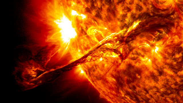 Вспышка, произошедшая на Солнце 31 августа 2012 года, лишила Землю третьего радиационного пояса (иллюстрация NASA/JHU/APL).
