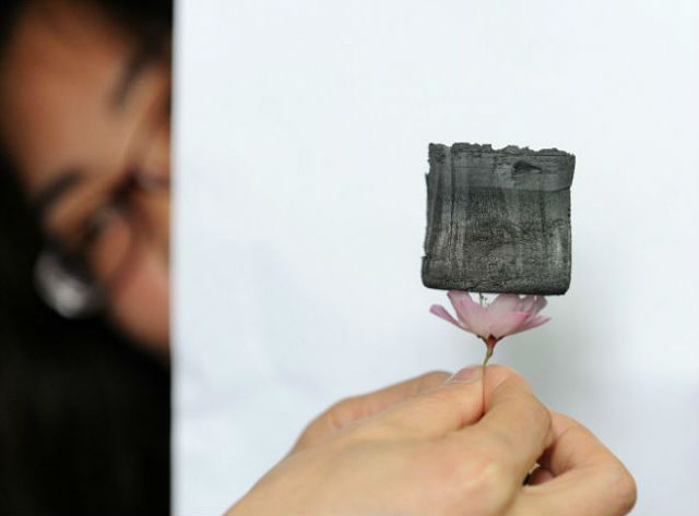 Несмотря на кажущуюся хрупкость, материал возвращает форму после сжатия (фото Xinhua News Agency).