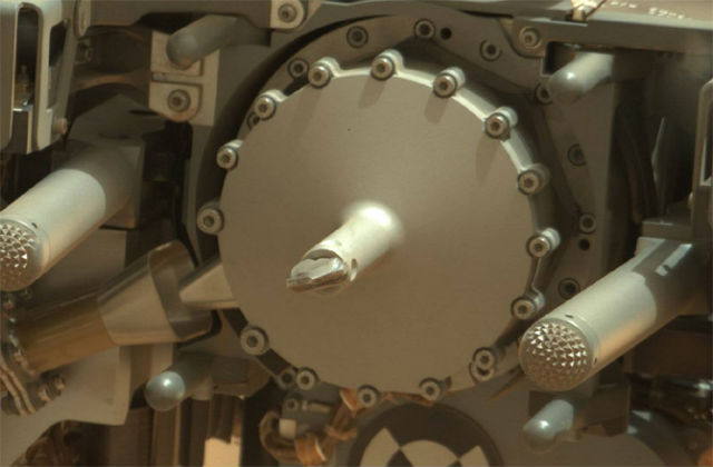 Снимок крупным планом, иллюстрирующий сверло бурового аппарата "Кьюриосити" (фото NASA/JPL-Caltech).