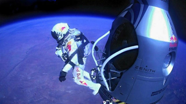 Феликс Баумгартнер в момент начала прыжка из стратосферы (фото Red Bull Stratos). 