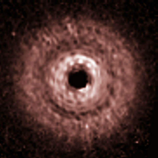 Снимок протопланетного диска TW Гидры, полученный телескопом "Хаббл". Пробел виден достаточного хорошо (фото NASA, ESA, J. Debes/STScI). 