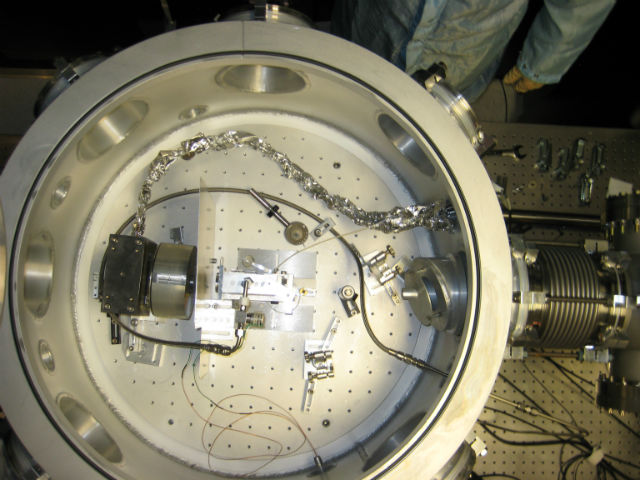 Внутри настольного ускорителя находится полая камера, где и протекают основные процессы (фото Neil Fazel). 