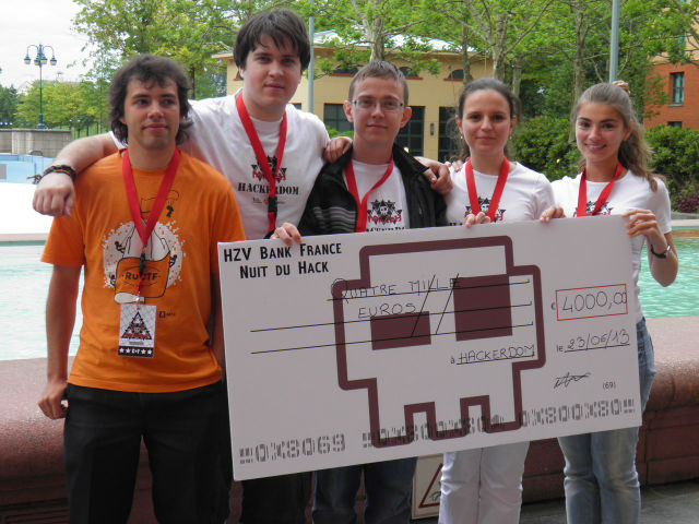 Команда победителей "ХакерДом" прокомментировала свою победу так: "Последняя минута решила всё &mdash; ХакерДом впереди французов на 27 очков. А значит, опять победа, триумф и поездка в Лас-Вегас на Дефкон!" (фото Julia Wolf).