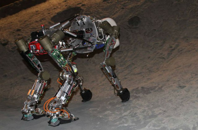 Четырёхногий прототип робота iStruct пробует передвигаться по поверхности кратера (фото Daniel Kühn, DFKI GmbH). 