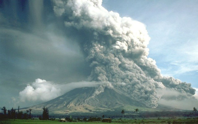 Одна катастрофа провоцирует другую: учёные полагают, что оседание вулканов после землетрясения провоцирует их дальнейшее извержение (фото C.G. Newhall/Wikimedia Commons). 