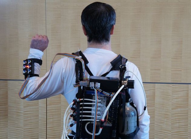 Приводы экзокостюма контролируются воздушным компрессором, который закреплён в рюкзаке за спиной человека (фото Harvard Biodesign Lab).