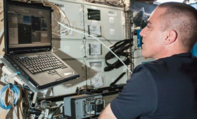 Космонавт Крис Кэссиди дистанционно управлял ровером с помощью своего ноутбука на МКС (фото NASA). 