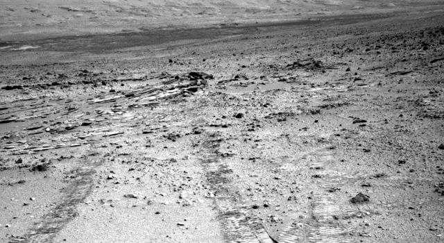 Снимок следов ровера Curiosity, сделанный встроенной в марсоход навигационной камерой Navcam (фото NASA/JPL-Caltech). 