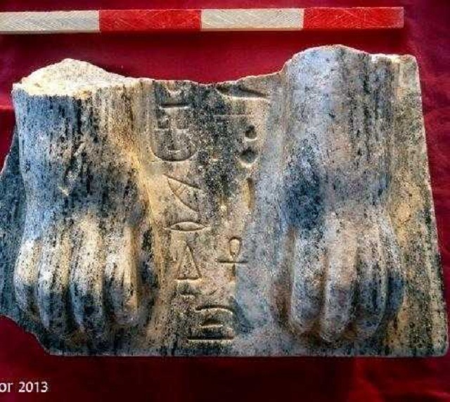 Надписи между лапами указывают, что сфинкс посвящён фараону Менкаура, который правил более 4 тысяч лет назад (фото Amnon Ben-Tor, Sharon Zuckerman, Hebrew University of Jerusalem).