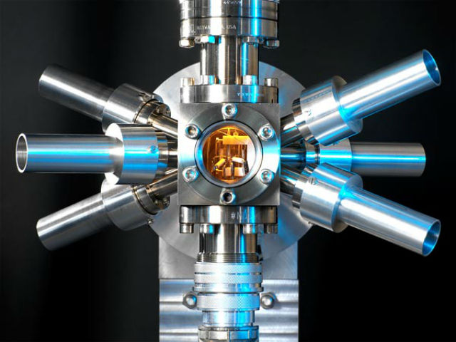 Стронциевые атомные часы с оптической решёткой не очень похожи на настенные (фото Andrew Brookes, NPL/SPL/Corbis). 