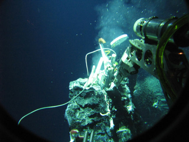 Учёные берут пробу из Восточно-Тихоокеанского поднятия (фото Stefan Sievert, Woods Hole Oceanographic Institution). 