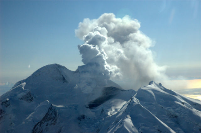 Вулкан Редаут на Аляске во время извержения 4 апреля 2009 года (фото Wikimedia Commons). 