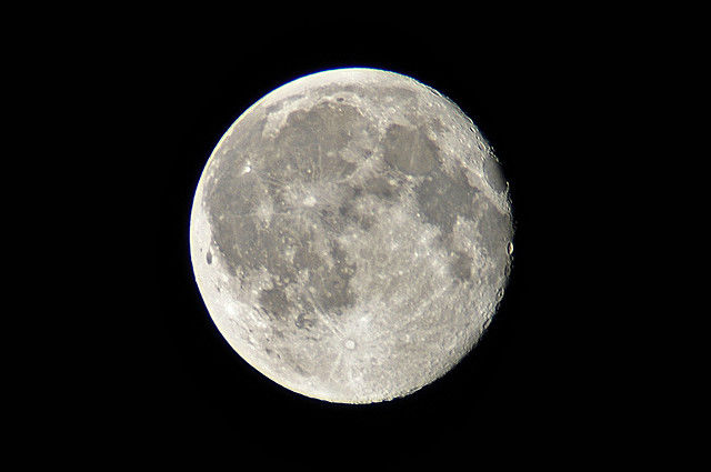 Перепады температур на тёмной стороне Селены очень большие: лунным днём температура достигает +120 градусов по Цельсию, а ночью падает до -170 °C (фото dingopup/Flickr). 