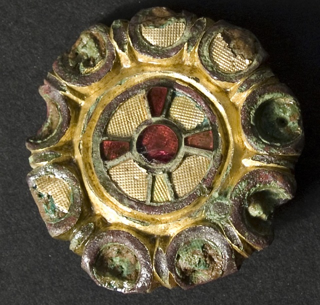 Изделие из золотого сплава, украшенное изображением креста и полудрагоценными камнями (фото Ole Kastholm/Roskilde Museum).
